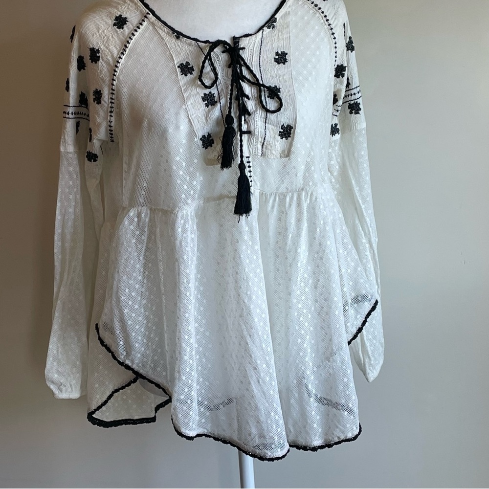 Free People Star Dust Mesh Roses Are Red Embroidered
Lace Peasant Blouse
Sz S
